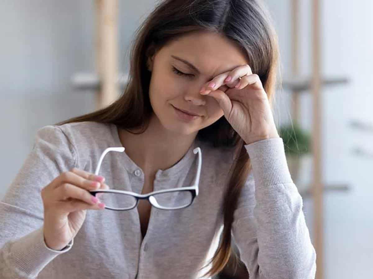 Nháy mắt trái nữ theo giờ