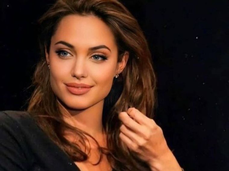 Phụ nữ gò má cao